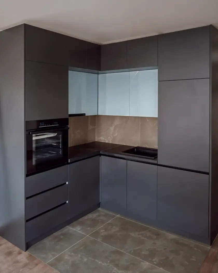 Minimalistička kuhinja u grafit mat obradi