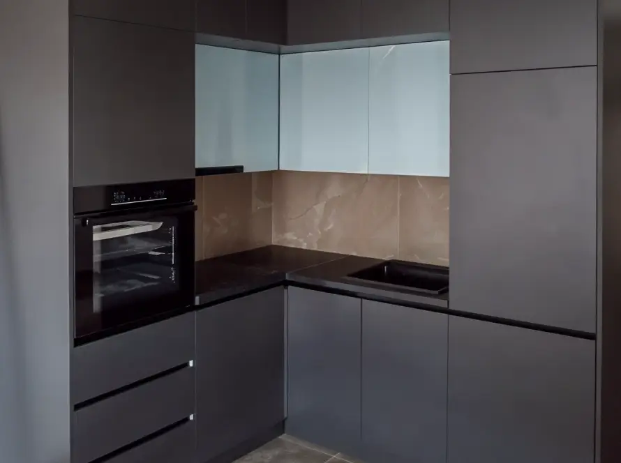 Minimalistička kuhinja u grafit mat obradi